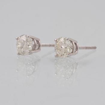 ÖRHÄNGEN, 14K vitguld med briljantslipade diamanter ca 1.00 ct. Vikt 0,9 gram.