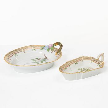 Saladièrer, två stycken, porslin, "Flora Danica", Royal Copenhagen, 1940- respektive 60-tal.