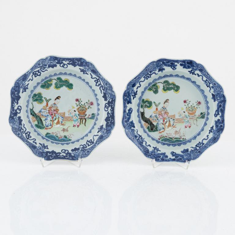 Sopptallrikar, ett par, porslin, Kina, Qingdynastin, Qianlong (1736-95).
