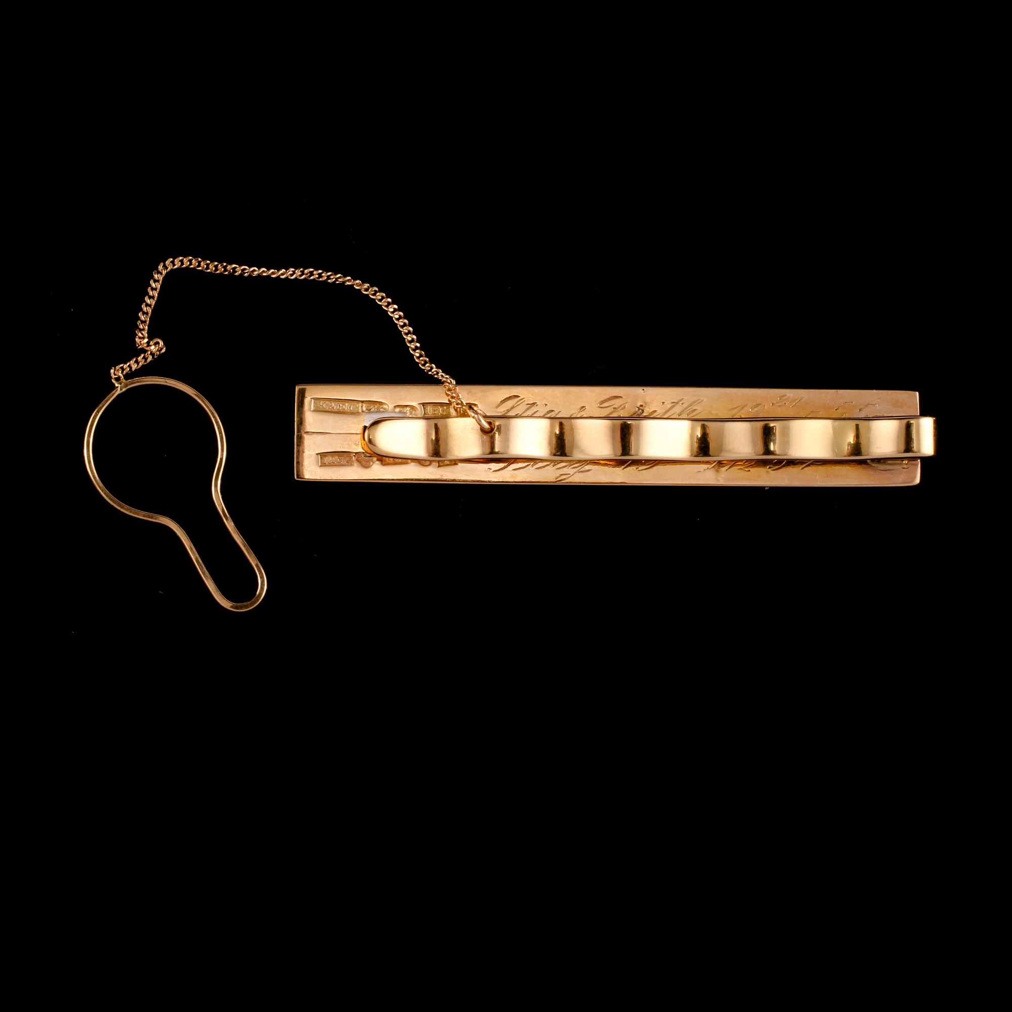 SLIPSNÅL, 18k guld med briljantslipad diamant, ca 0.20 ct, Ceson, Göteborg, 1955. Vikt 10 g.