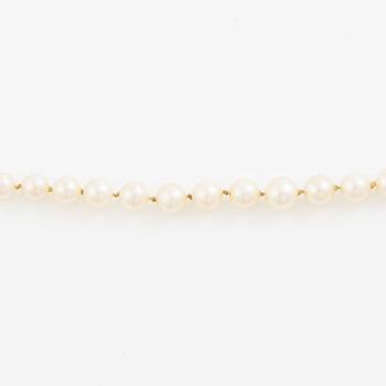 Necklace of cultured pearls with a clasp in 18K gold set with a blue stone.