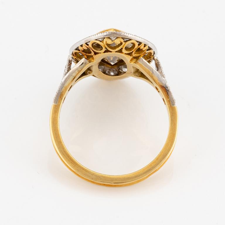 Ring in 18K gold set with a marquise-cut brown diamond and brilliant-cut diamonds.