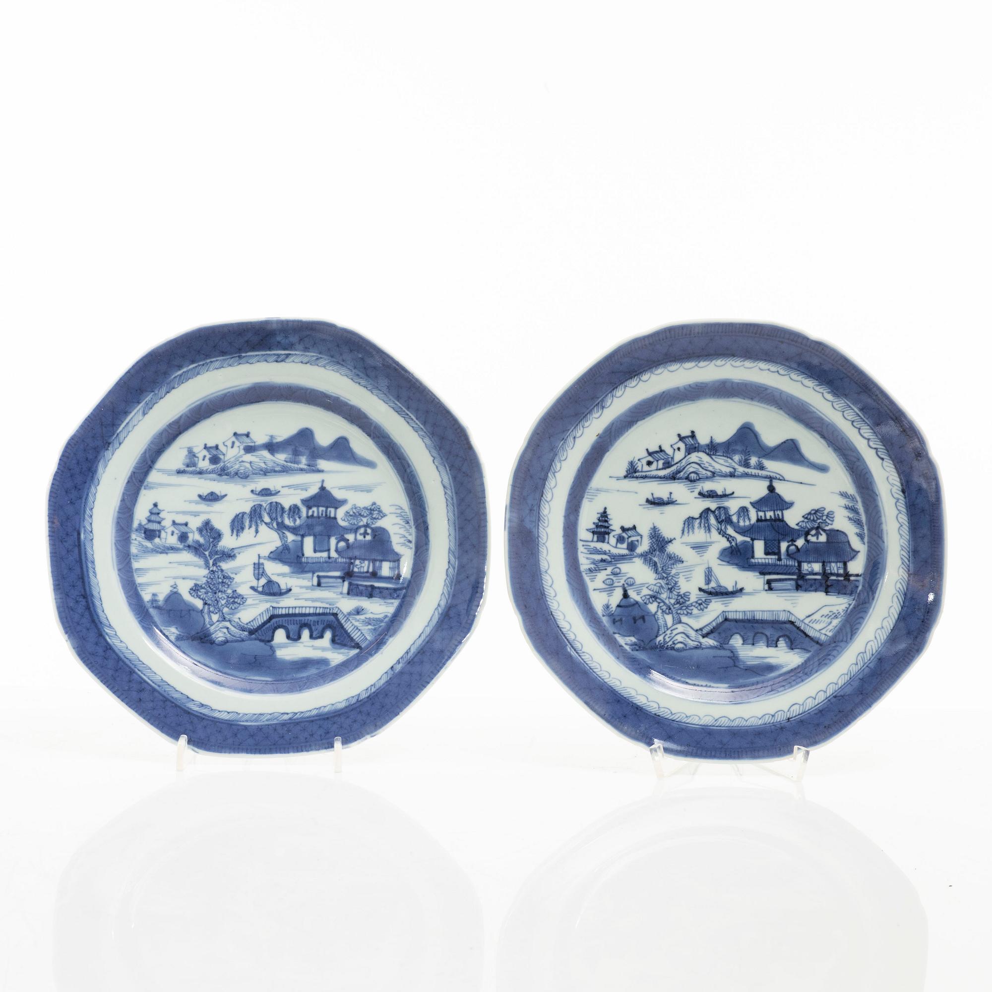 A group of six Chinese blue and white dishes, Qing dynasty, 18th and 19th century.
