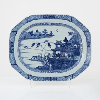 Terrin med lock och fat, porslin, Kina, Qianlong (1736-95) samt två crèmekoppar, porslin, Kina, qingdynasti, 1800-tal.