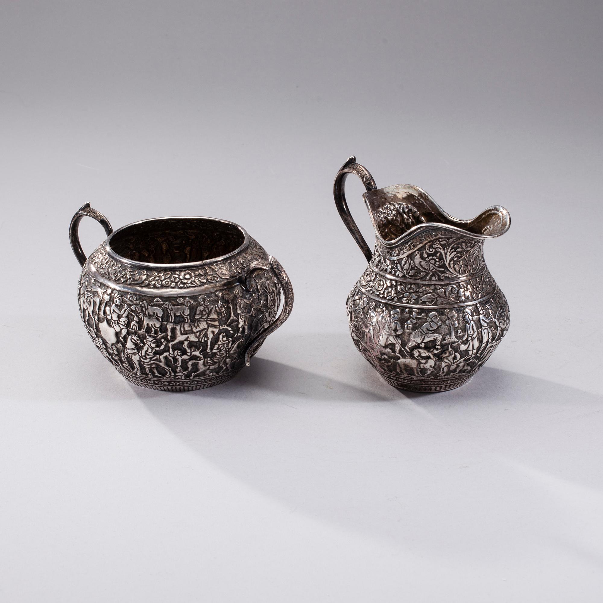 SOCKERSKÅL OCH MJÖLKKANNA, silver, Mellanöstern, 1900-talets senare hälft. Totalvikt 477 g.
