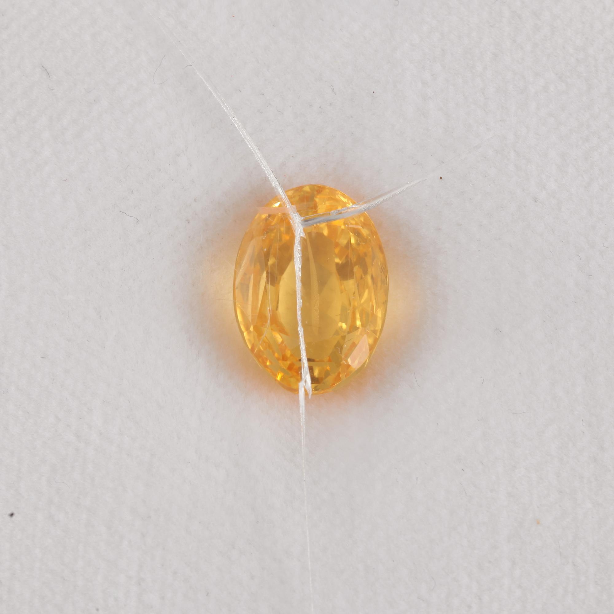 GUL SAFIR, oinfattad, 12.98 ct enligt etui.
