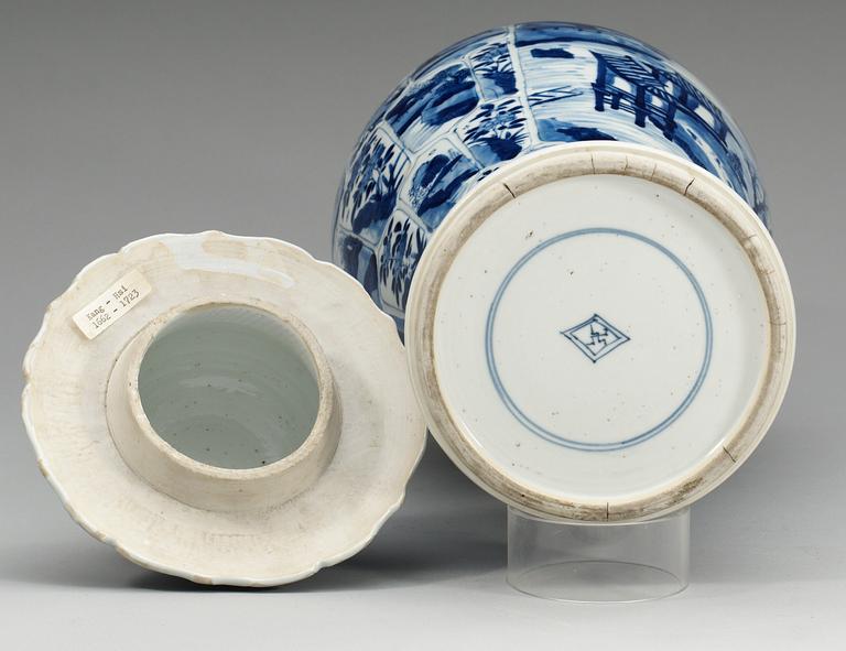 A blue and white jar with cover, Qing dynasty, Kangxi (1662-1722).