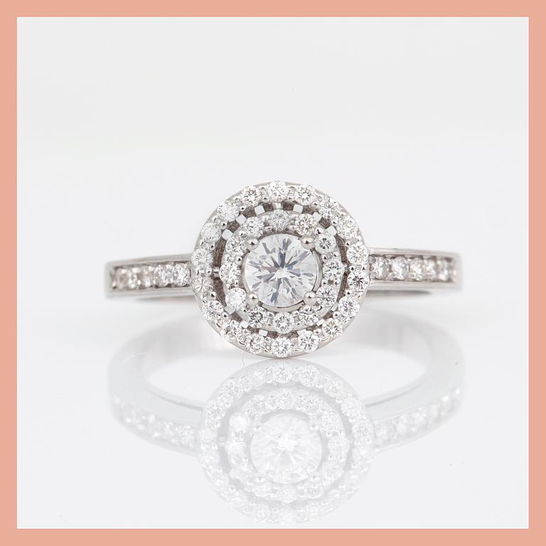 RING, 18K vitguld med briljantslipade diamanter, tot ca 0,66 ct. Total vikt ca 4,66 g.