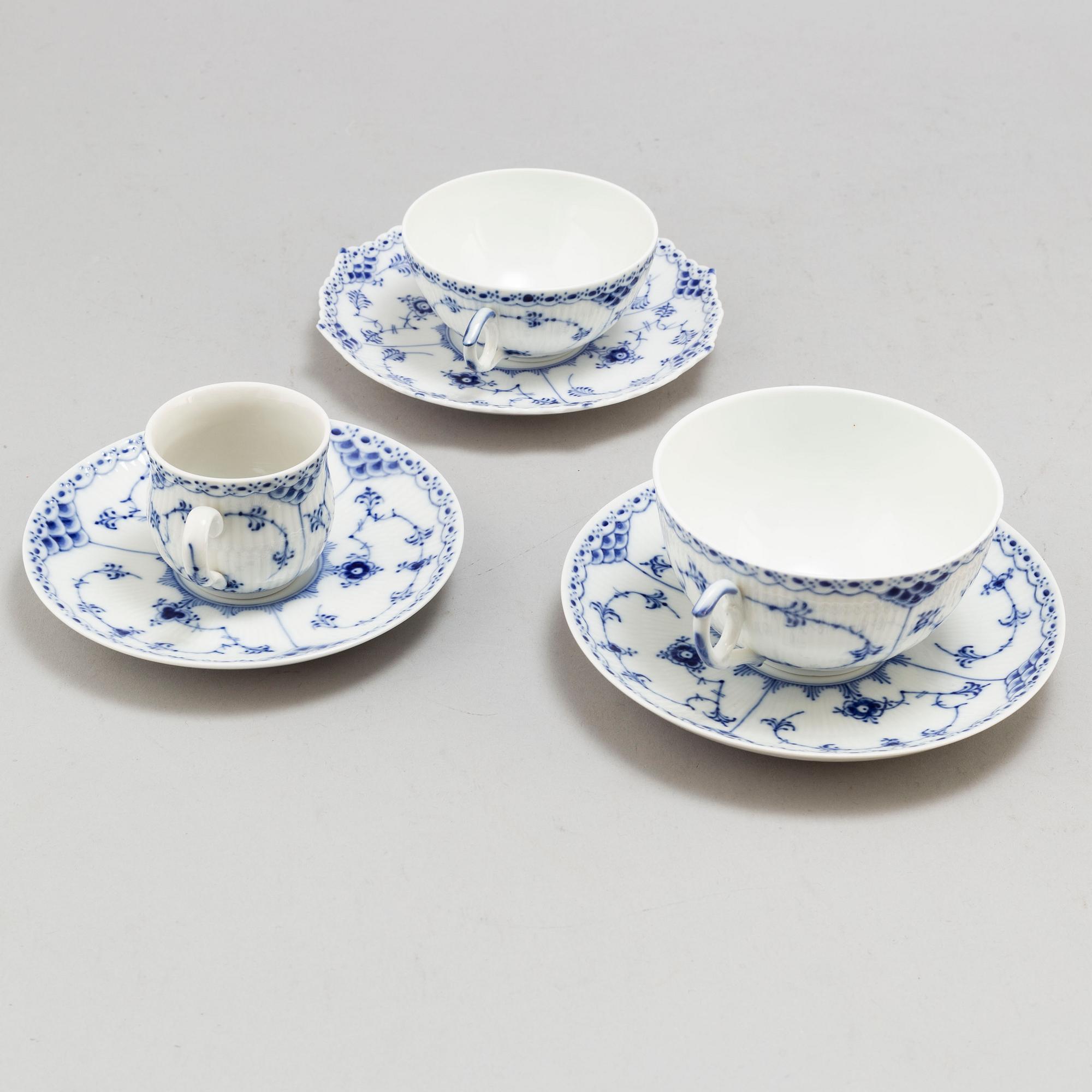 ROYAL COPENHAGEN, servis, 80 delar, porslin, "Musselmalet Helblond", Danmark.