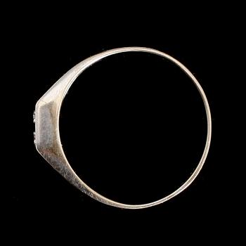 RING, 18 k vitguld med 4 små briljanter. Total vikt ca 2 gram.