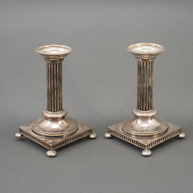GULDSMEDSAKTIEBOLAGET (GAB), Ljusstakar, nysilver, Gustaviansk stil, 1900-talets första hälft.
