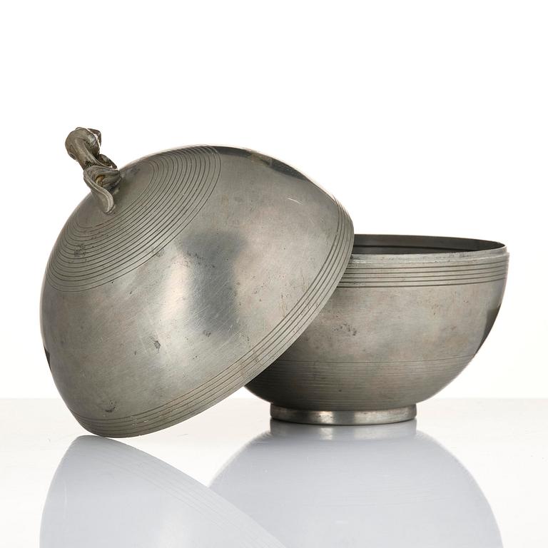 Sylvia Stave, a pewter bonbonnière model no 5347, C.G. Hallberg, Stockholm, 1933.
