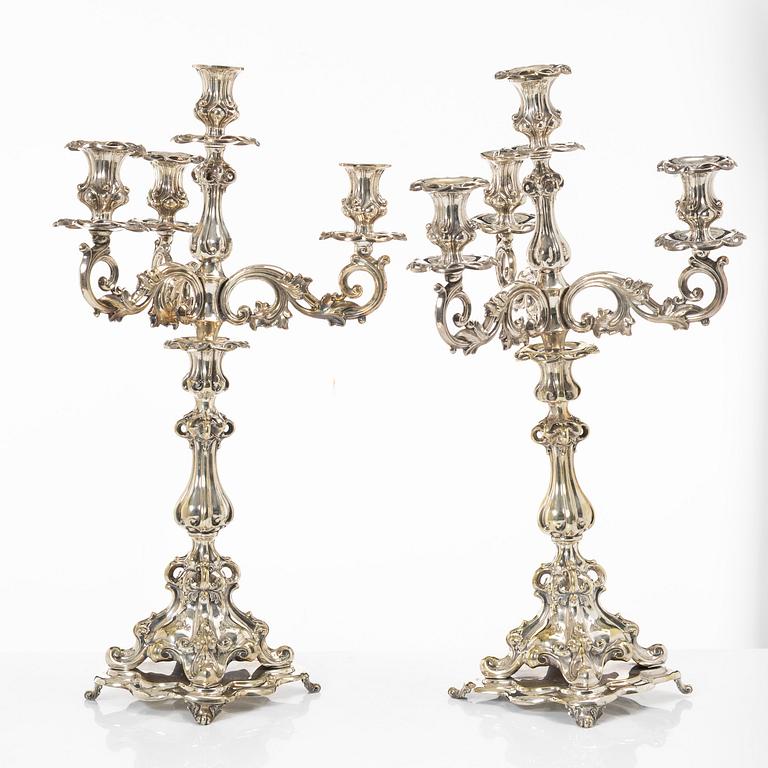 Kandelabrar, ett par, Rokokostil, nysilver, 1900-tal.