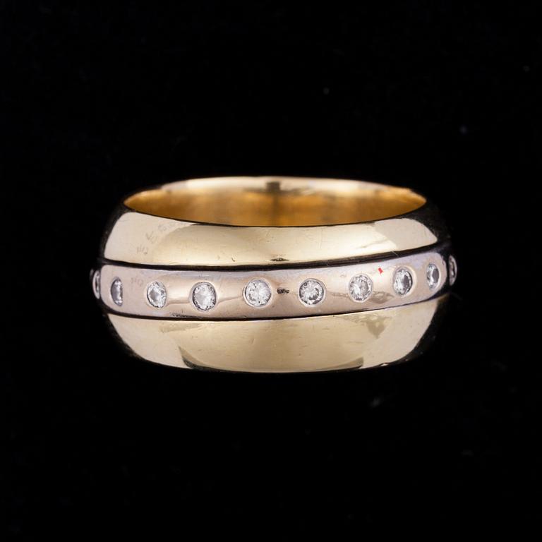 RING, 18K guld, 22 st briljantslipade diamanter tot. ca 0,22 ct. Vikt 13,2 g.