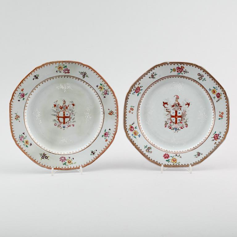 TALLRIKAR, 2 st snarlika, porslin, Kina, Qianlong 1736-1795.