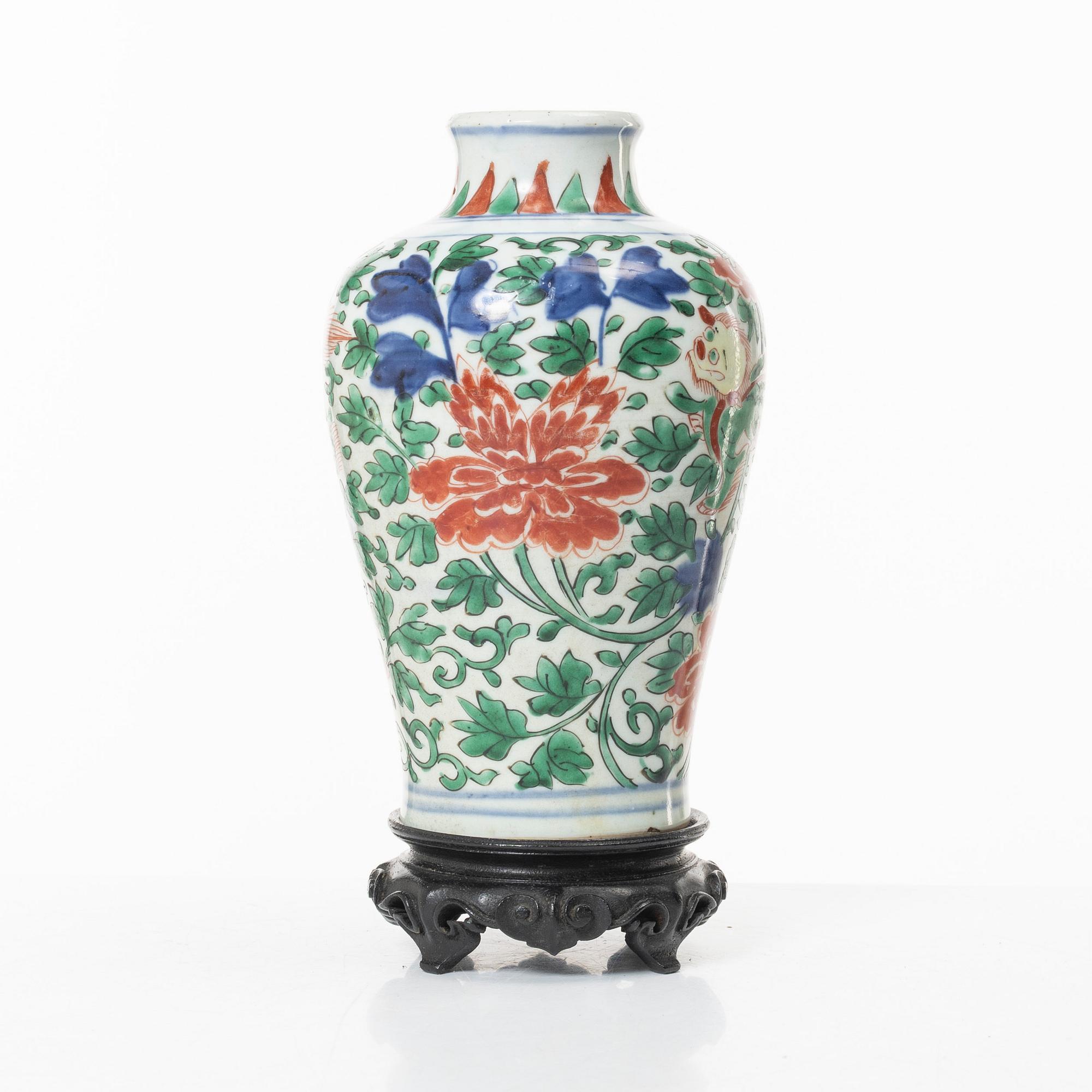 A wucai decorated vase, Transition, 17th century.