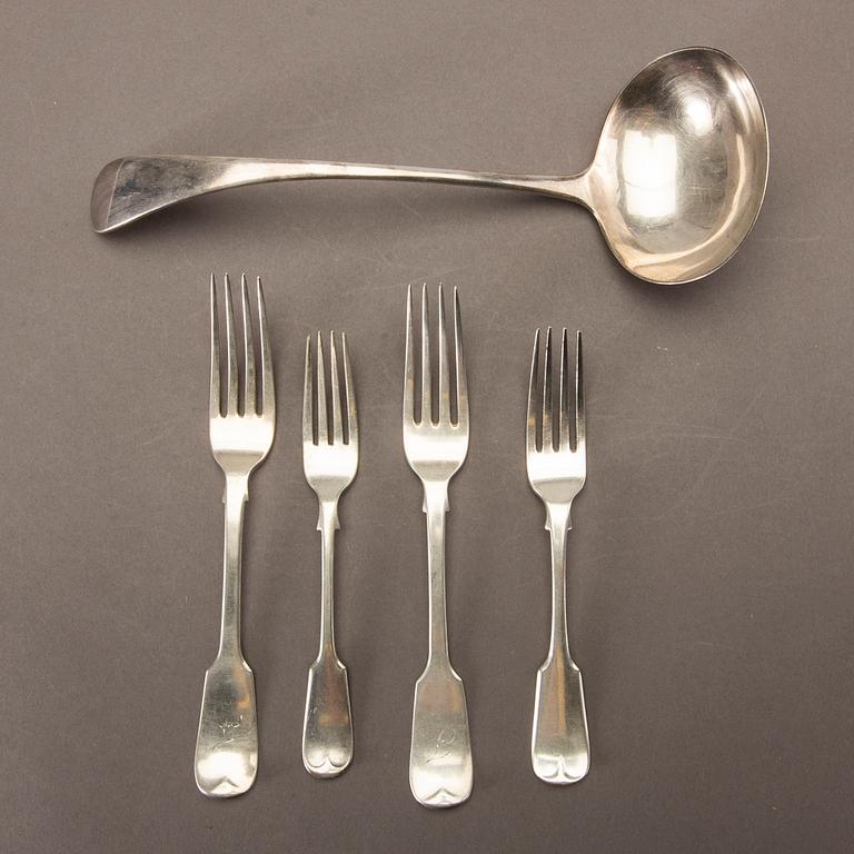 An English 20th century 21 pcs of silver cutlery, different makers, total weight ca 1120 gram.