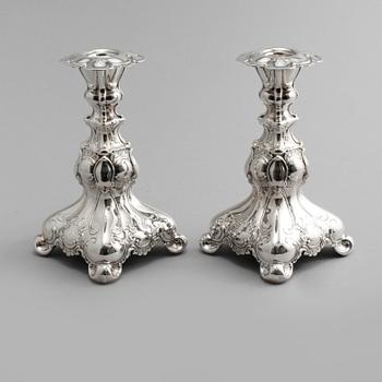 LJUSSTAKAR, ett par, silver, rokokostil, GAB, Stockholm, 1952.