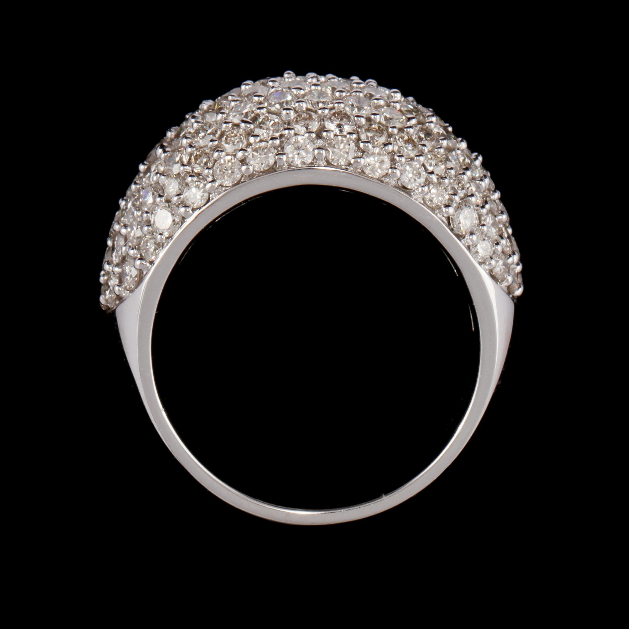 RING, 18k vitguld med 123 briljantslipade diamanter, totalt 2.92 ct. Vikt 11 g.