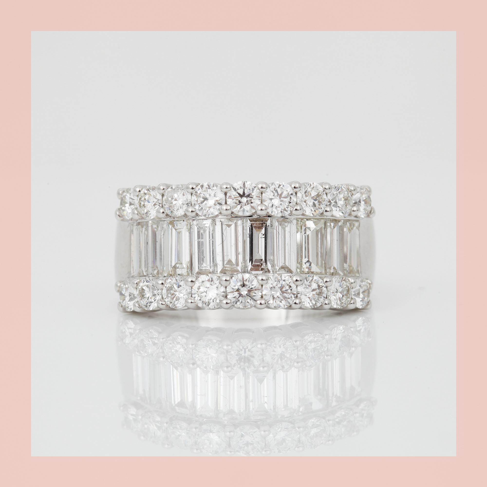 RING, med baguette och briljantslipade diamanter, totalt ca 2.47ct.