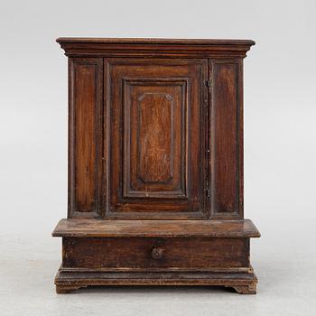 A table cabinet, 18th century.