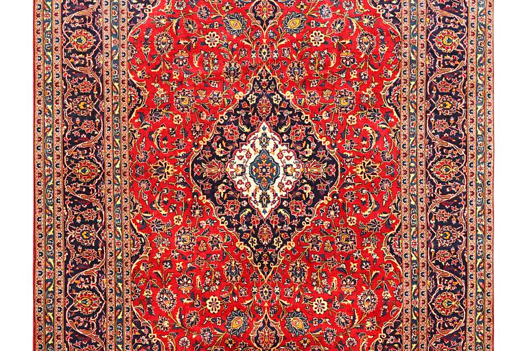 A carpet, Kashan, ca 390 x 243 cm.