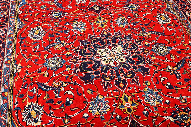 A Hamadan carpet, a. 320 x 220 cm.