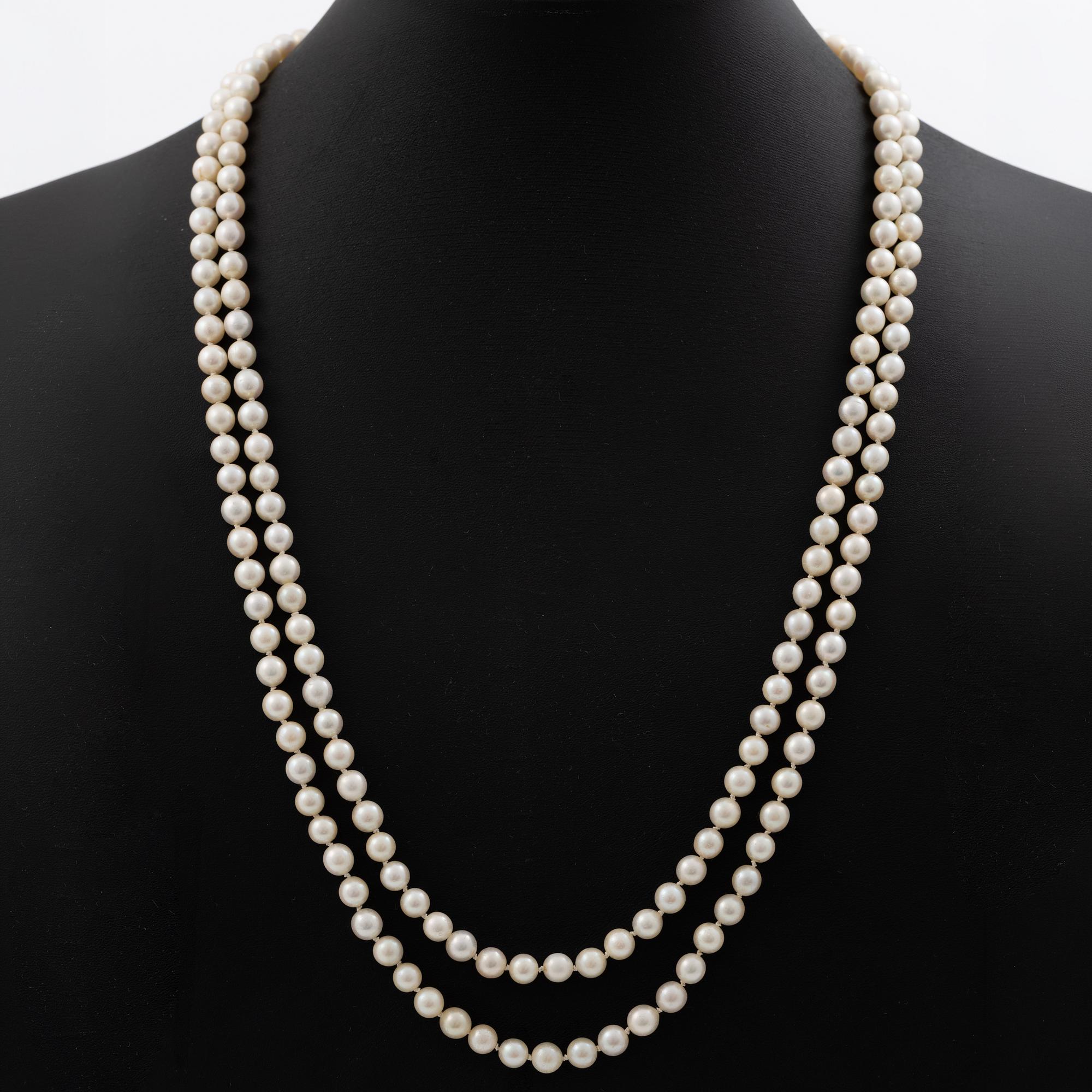 Cultured pearl necklace with an 18K gold clasp set with stones in various colours.