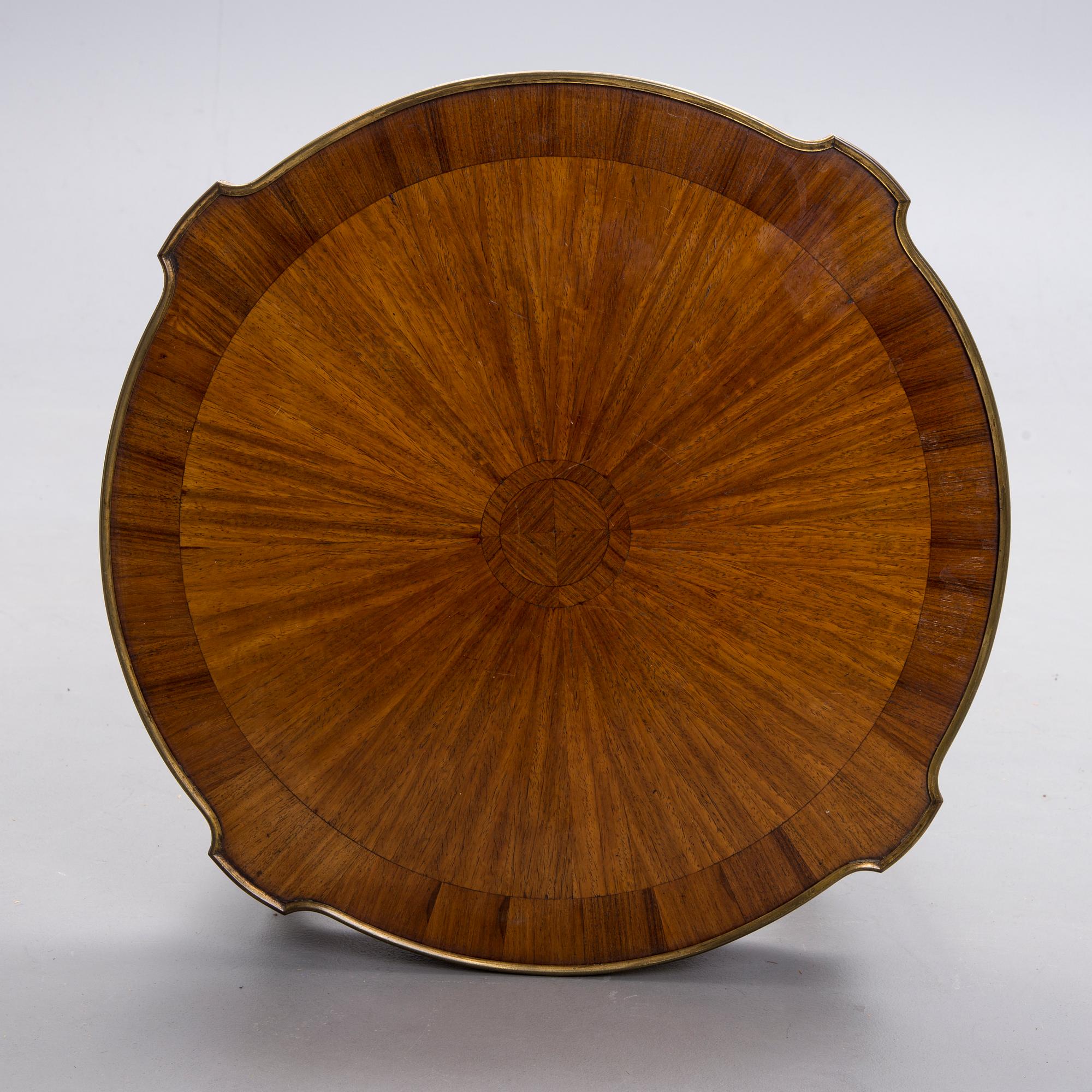 BORD, Louis XV-stil, Frankrike 1900-talets början.
