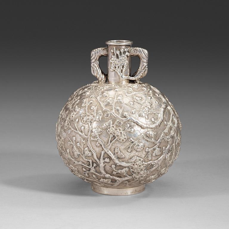 A silver vase by Hung Chong, Canton/Shanghai, 'Late/Post China Trade Period' (after 1840).