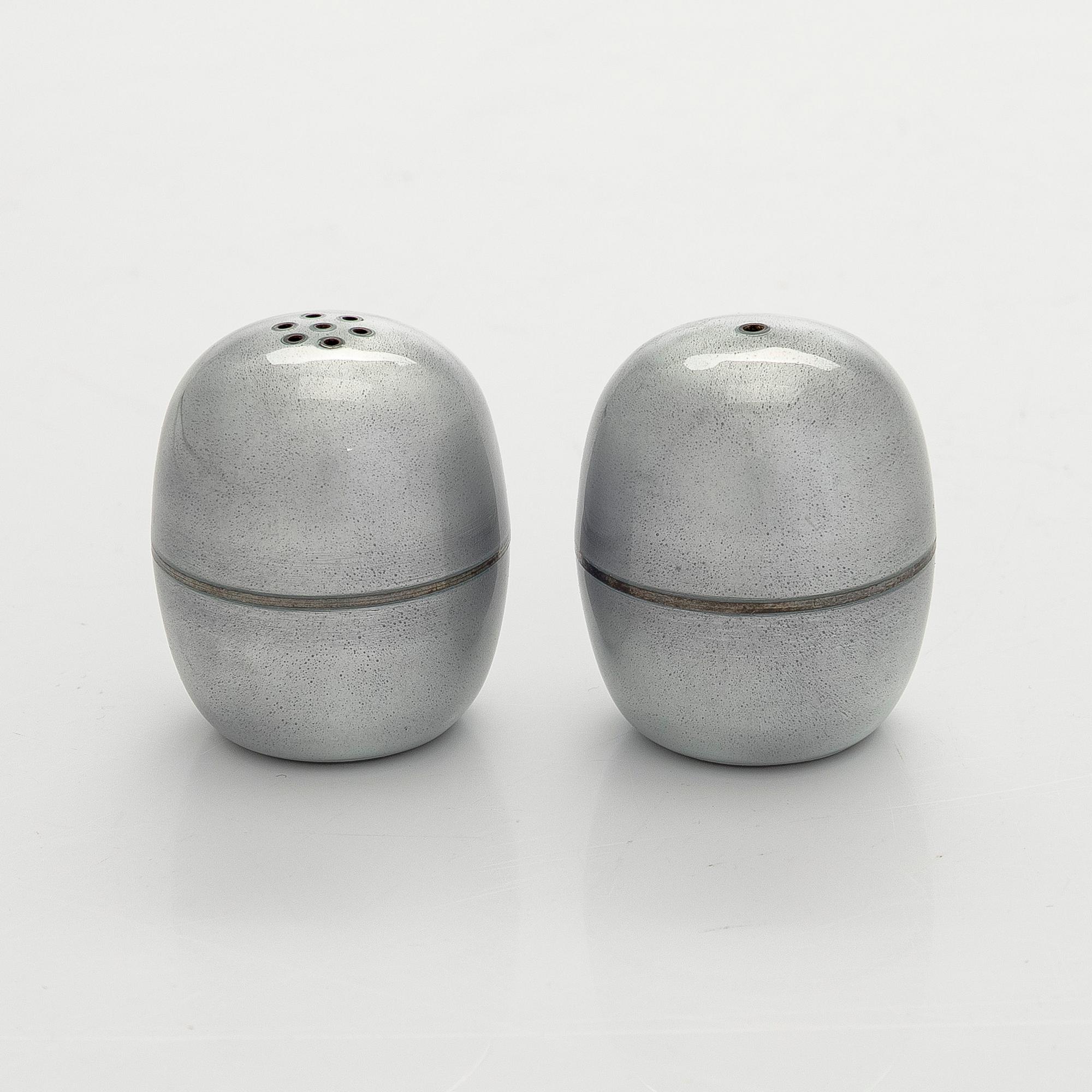 Timo Sarpaneva, Salt and pepper shakers in enamelled sterling silver, Tillander, Helsinki 1992.