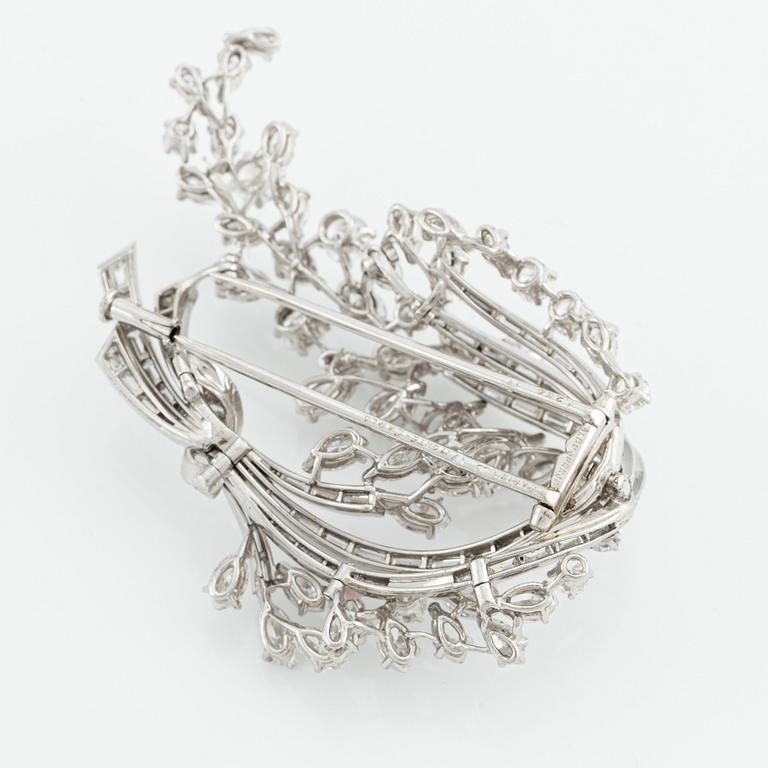 An 18K gold brooch with diamonds in various cuts, Albuquerque.