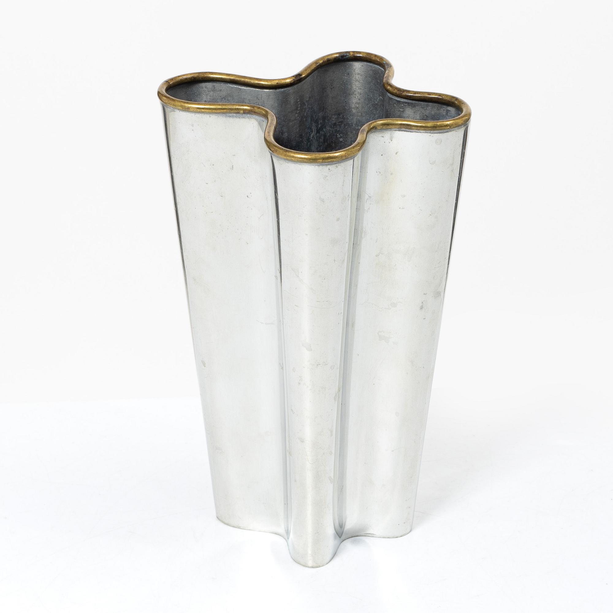 Björn Trägårdh, A 'Wave' vase for Svenskt Tenn, marked F11.