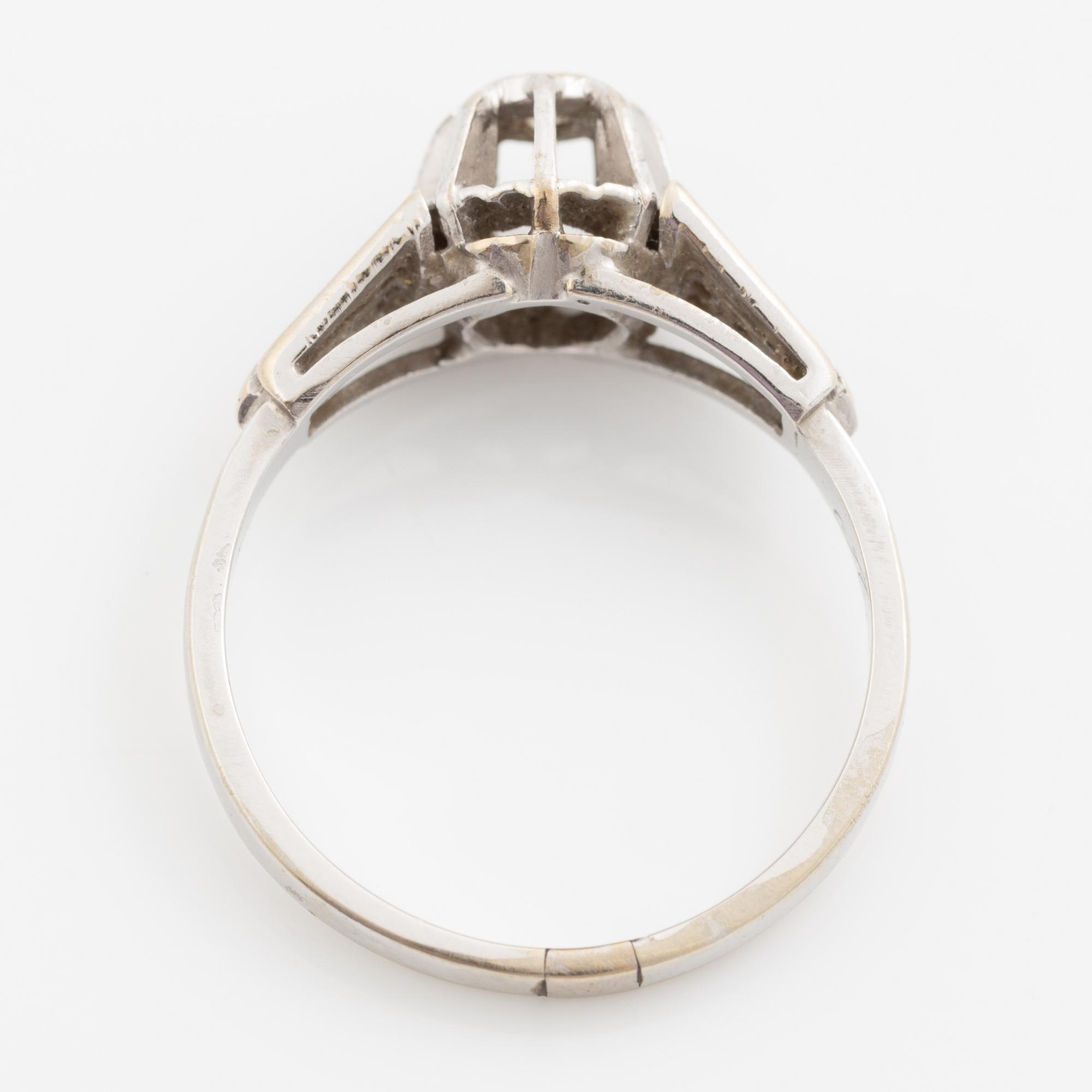 Ring, 18K vitguld med små diamanter.