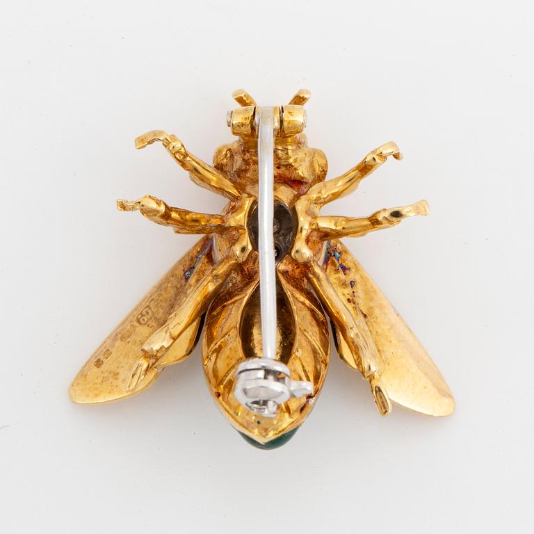 18K gold, enamel and brilliant-cut diamond bee brooch.