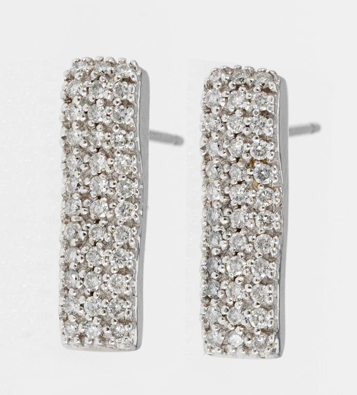 A pair of diamond earrings, app. 0.70 cts.