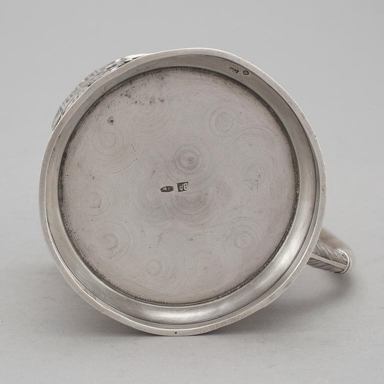 TEGLASHÅLLARE, silver. Oidentifierade stämplar, Moskva 1908-1917. Daterad i gravyren 1917. Vikt ca 197 gram.