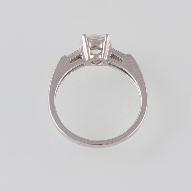 RING, 18K vitguld med briljantslipad diamant 1.14 ct samt 2 baguetteslipade diamanter 0.20 ct. Vikt 3,5 gram.