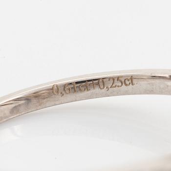 Ring med gammalslipad diamant och briljantslipade diamanter.