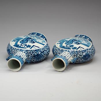 PILGRIMSKRUS, ett par, porslin. Sen Qing dynasti (1644-1912) med Kangxi fyra karaktärers märke.