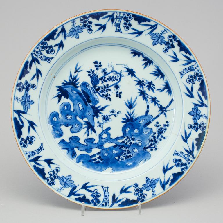 Two Chinese export porcelain dishes, early 18th century.