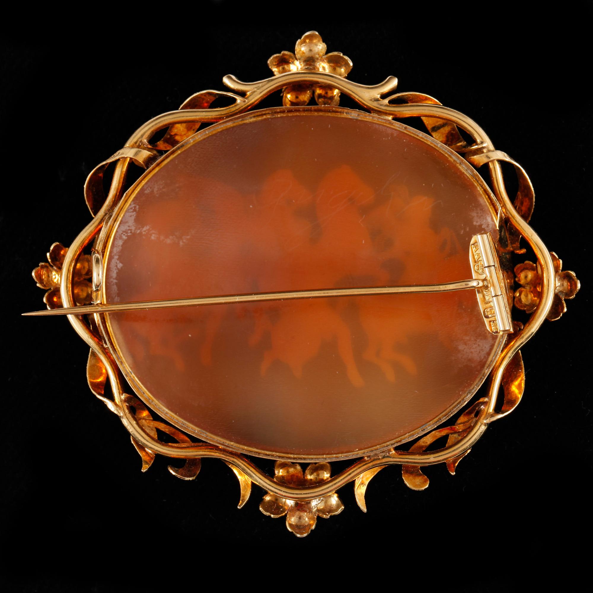 BROSCH, 18k guld med camé, Alfred Ambrosius, Stockholm 1871. Vikt ca 20 gram.