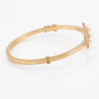 Armring 18K guld med tre odlade pärlor.