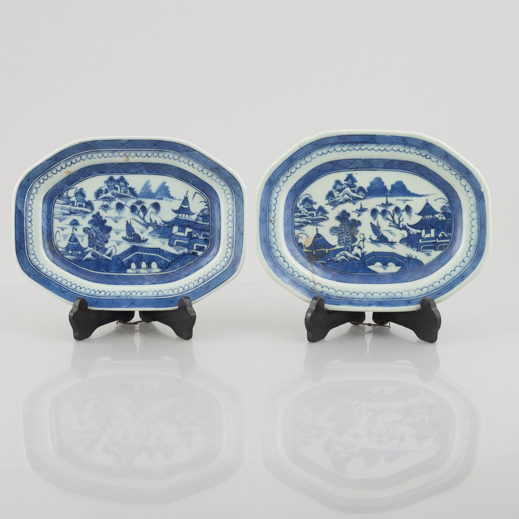 Two similar Chinese porcelain chargers, Jiaqing (1796-1820).