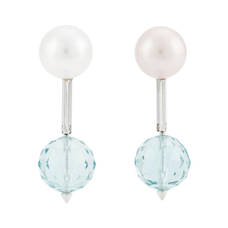 A pair of cultured pearl earrings with 18K gold pendants with faceted aquamarines, Gaudy.