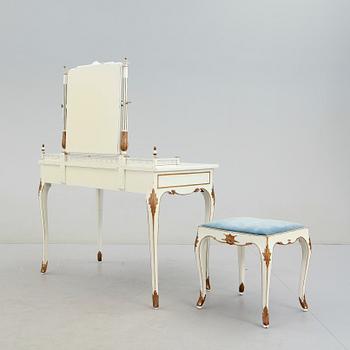 TOALETTBORD samt PALL, Louis XVI stil, omkring 1900.