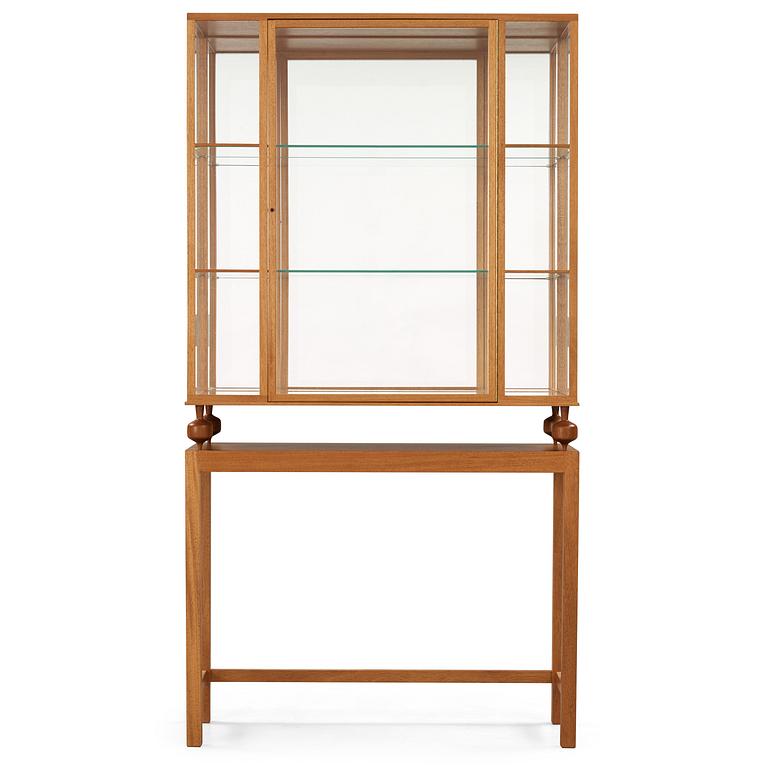 JOSEF FRANK, vitrinskåp av mahogny för Firma Svenskt Tenn, modell 2077, efter 1985.