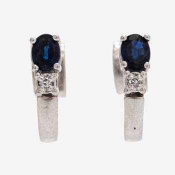 Örhängen, fasettslipade safirer, små diamanter, 14K vitguld.