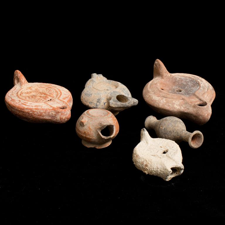 OLJELAMPOR OCH KÄRL, 6 st. Lergods, medelhavsområdet, romersk tid och efter.