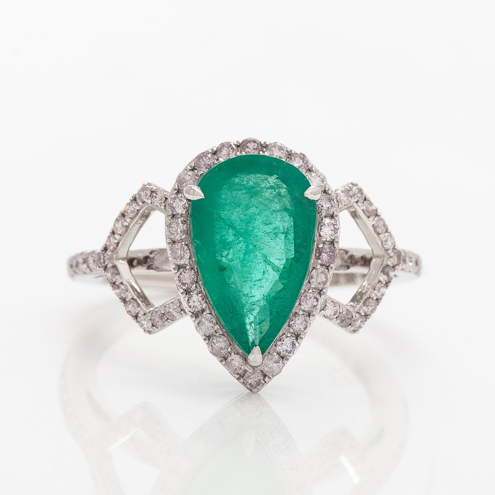 Sormus, 14K valkokultaa, pisaranmuotoinen smaragdi ja timantteja.